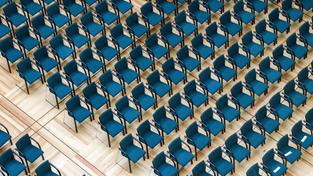 Leere Stühle in einem Sitzungssaal (Foto: picture alliance / dpa-Zentralbild)