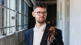 Yannick Groll, Violoncello (Foto: Lena Semmelroggen)