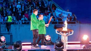 Die Fackelträger bei der Eröffnungsfeier der Special Olympics Nationalen Spiele Saarland 2026 im Ludwigsparkstadion. (Foto: picture alliance/dpa | Laszlo Pinter)