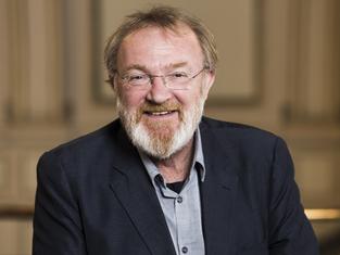 Martyn Brabbins, Dirigent (Foto: Benjamin Ealovega)