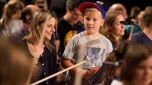 Kinder und Orchester (Foto: Astrid Karger)